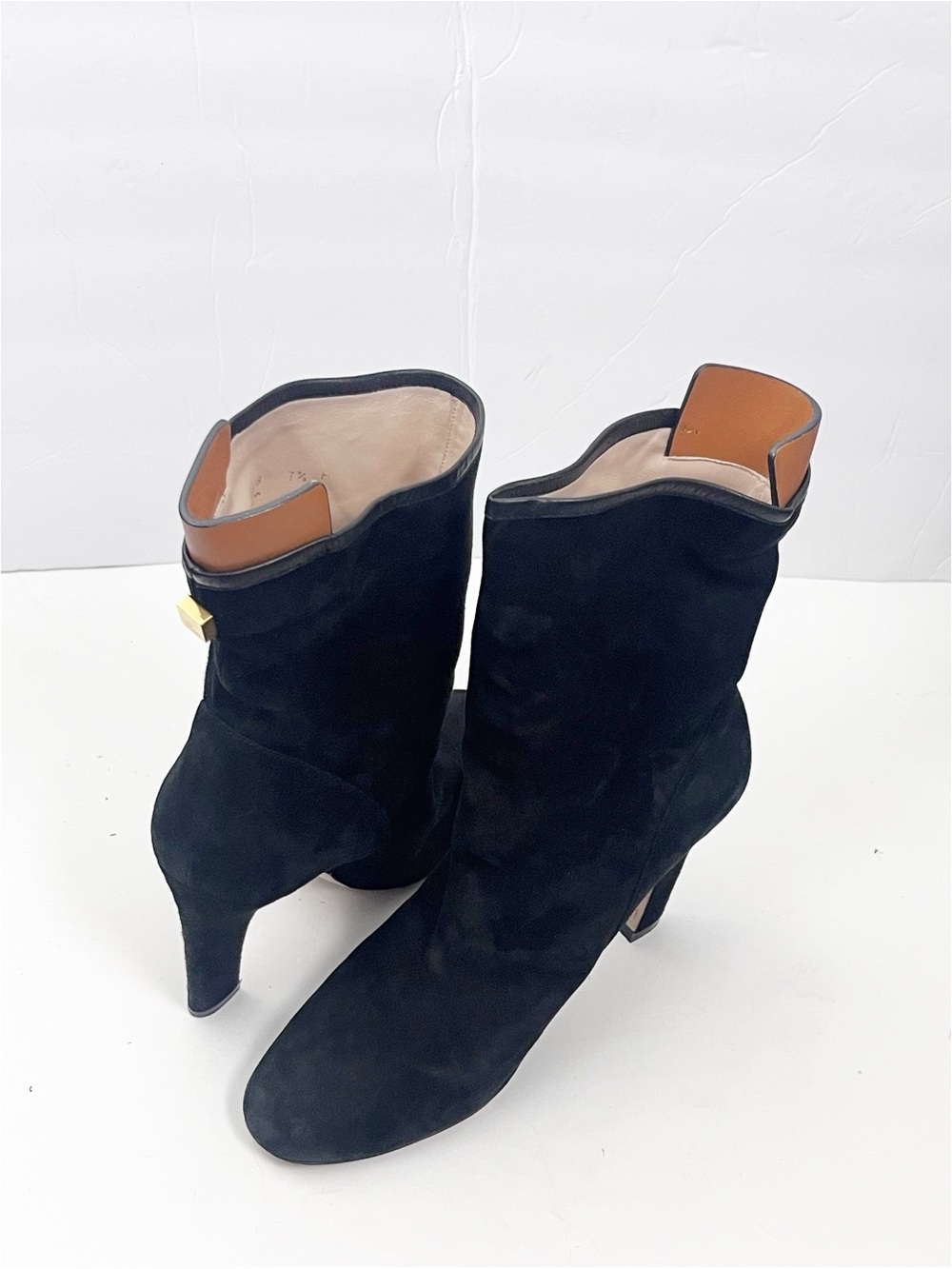 STUART WEITZMAN Black Suede Almond Toe Pull On Ankle Booties Size 7.5M Classic